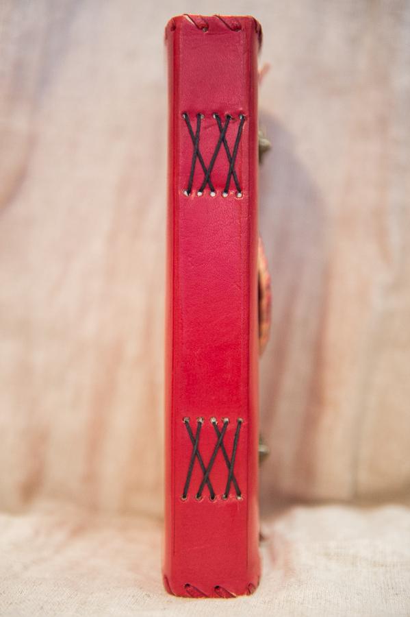 Lederbuch rot, mit Stein und Metallschliesse - 1